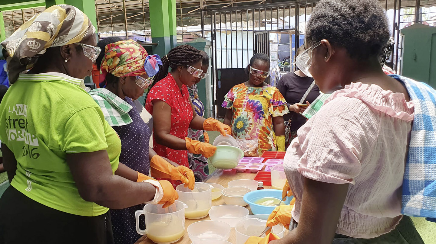 Schutzbrillen zur Seifenherstellung für die Frauen in Ghana